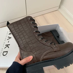 Bruna Boots - Hej! Säljer dessa helt nya bootsen från NA-KD! Har aldrig använt de endast testade, köpta för 499kr men säljer för endast 299kr då redan har ett liknade par. Storlek 39 passar även 40! Skriv för fler bilder , frakten är såklart spårbar 🥰