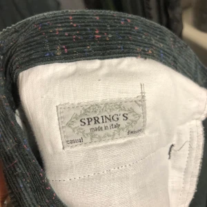 Vintage gröna manchesterbyxor  - Härliga vintage grönspräckliga manchesterbyxor med hög midja, gjorda i Italien!✨ 72cm i midjan rund om