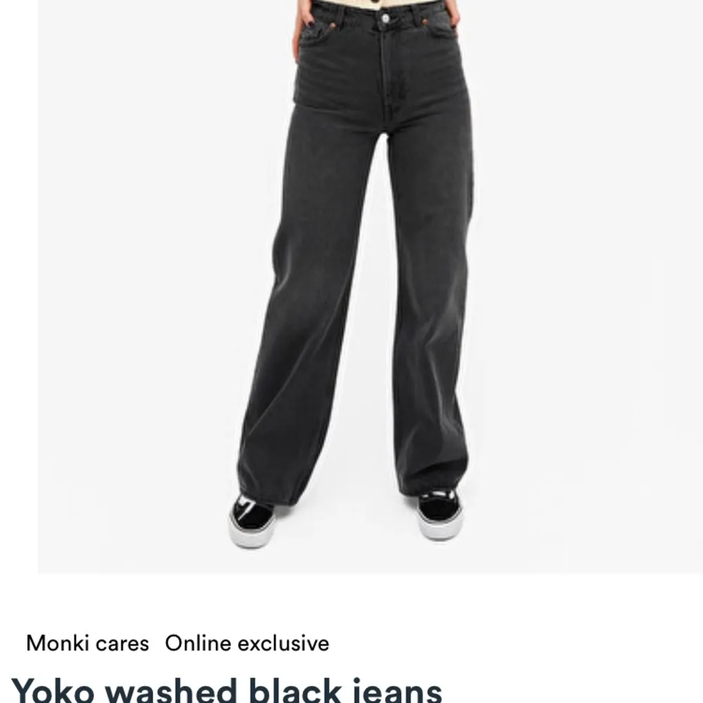 Säljer ett par gråa wide byxor från monki i baggy modell! Köpte dem för ett år sen och dem är väl använda men det finns inga hål eller nåt sånt! Passar mig som är 172. Jeans & Byxor.