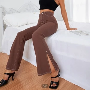 Knapp slätt jeans i storlek L - Säljer dessa fina jeans som inte har används. Dom är från shein. Och dom passar också för folk som har storlek M