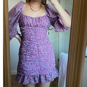 Söt blommig klänning ZARA - Ny och aldrig använt (endast testat), inköpt för 599kr, säljer för endast 100kr🌸 Finns dragkedja på baksidan. Bild 1 och 2 är lånade 💜