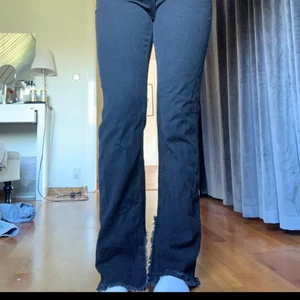 Jeans - Snygga raka jeans med slitz (som var där när dem köptes) från Hanna schönbergs kollektion med NA-KD, säljs pga de inte kommer till användning, bra längd på mig som är 168