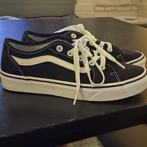 Vans skor - Närmare bilder på dm. Använt 1 gång och ny pris 500 kr.