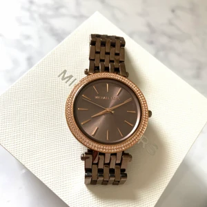 Klocka dam, Michael Kors - Klocka från Michael Kors (modell: MK3416 MKORS WAT LDS CLASSI) i mycket fint skick. Kvitto och tre extra länkbitar finns.