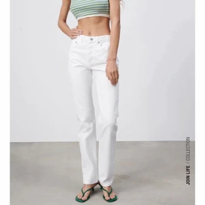 Zara jeans - Säljer dessa jeans från zara då det inte kommer till användning som jag trodde. Dem är sparsamt använda. Jag har dock själv sprättat upp sömnen längst ner då jag ville åt en ”råare slitning”. Skriv privat för fler bilder eller frågor💕