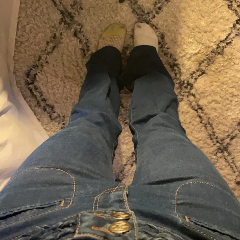 Ett par blåa jeans ifrån Savannah med en flätad detalj, super snygg färg och sitter lite mid waist vilket är as nice! De är storlek 27 vilket är ca 34/36. Jeans & Byxor.