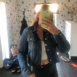 Jeansjacka  - Jeansjacka som jag inte vet var den är ifrån. Men det är jag själv som har klippt så att den har blivit kortare. 