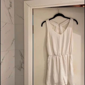 Playsuit strl 38  - Byxdress i tunnt tyg, med fin rygg. Storlek 38. 