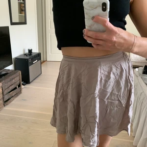 Kjol - Beige luftig kjol med hög midja