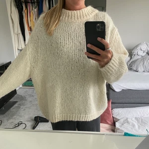 Stickad tröja - Jätte mysig stickad tröja från Zara i storlek M. Fint skick!💕💕