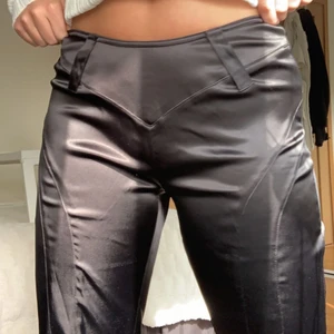 Lågmidjade byxor - Oanvända byxor köpa från Asos. Supersnygga men satt tyvärr inte så bra på mig. 