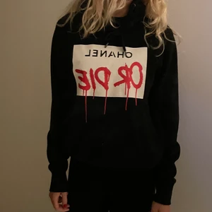 CHANEL OR DIE  - Min fina fina Chanel or die tröja! Den är Limited edition så går ej att få tag på mera. Den är i storlek S och är tts. Jättefint skick, inga fläckar och inga skador utan helt fläckfri. Den är verkligen skit snygg❤️❤️❤️ hör av er om ni har flera frågor ❤️