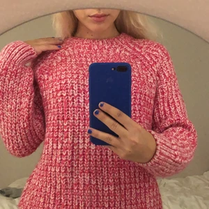 Stickad Zara tröja  - Säljer denna jätte gulliga och mysiga stickade tröja från Zara! Aldrig använd så i nyskick och perfekt nu till hösten💕