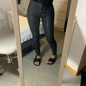 Slim skinnbyxor i storlek 34/XS - Ett par slim skinnbyxor köpa på Ginatricot!  Byxorna är snäppet för trånga på mig som vanligtvis är en S i byxstorlek och är 1,57cm lång. Skinnbyxorna är i gott skick och är supersnygga!😍