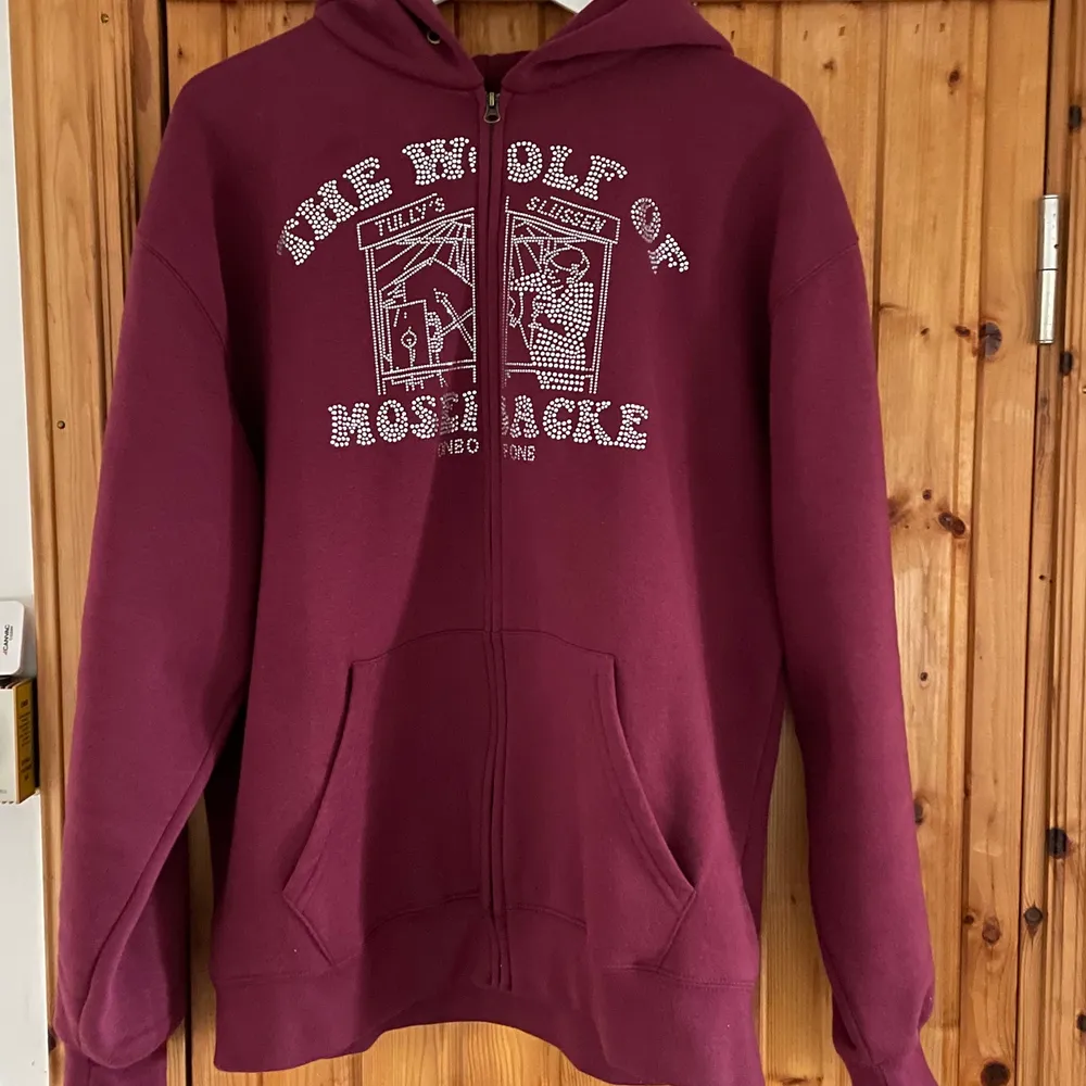 Säljer då denna one of one hoodie, helt ny 9/10 cond då jag testade den en gång. Storlek på hoodien är L! . Hoodies.