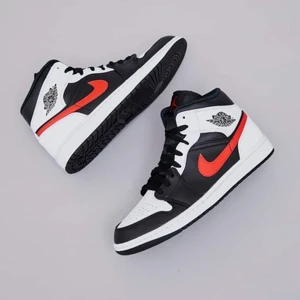 Chilli red jordan 1 - Säljer mina nike jordans i storlek 38.5 men passar även 39. Är i bra skick och har haft dom sen april. De är självklart äkta och köpta på pardonmykicks för 2200kr Frakten är inkluderad:) 