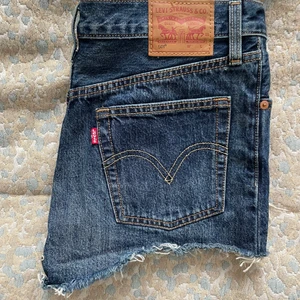 Levis shorts - Säljer dessa mörk blå Levis shorts, bra kvalite men använda! Köparen står för fraktkostnaden 