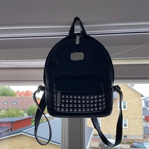 Mini backpack från Michael kors🌟✨⚡️ - ❗️Äkta❗️ En svart läderryggsäck från Michael kors. Köpt för ett antal år sedan i Rom/Italien. Säljer nu på grund av för lite användning. Väskan är knappt använd. Ser inga som helst fel på den. Inga repor eller fläckar osv. Väldigt fin väska.❤️❤️❤️ nypris för väskan är runt 4000kr, budgivning börjar på 1000kr.