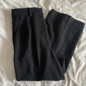 Kostymbyxor svarta  - Långa kostymbyxor med högmidja, normal i storleken och bra i längden för längre tjejer🥰🤩💕 frakt tillkommer! 