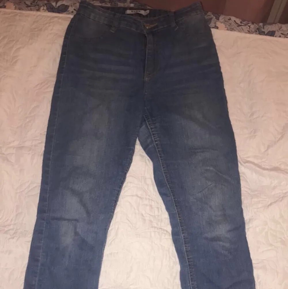 Säljer ett par väldigt fina jeans från NA-KD. De sitter väldigt fint.. Jeans & Byxor.