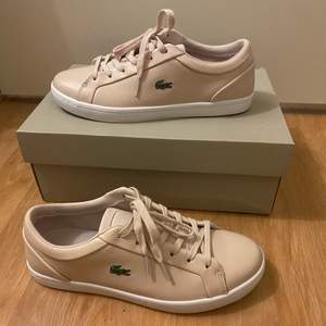 ljusrosa äkta lacoste skor som bara är använd 1 gång. Säljer pga att de inte är min stil längre. Som nya, säljer för 400kr + frakt som är 99kr