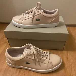 ljusrosa lacoste skor - ljusrosa äkta lacoste skor som bara är använd 1 gång. Säljer pga att de inte är min stil längre. Som nya, säljer för 400kr + frakt som är 99kr