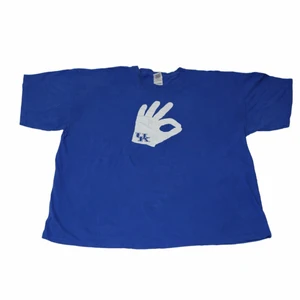 UK - Vintage T-shirt - En fin graphic tee som är thriftad i en stor thriftstore vid San Diego. Perfekt för dig som vill ha en stor mysig tröja. Eller för dig som är stor själv och vill ha en fin tröja stor nog för dig! Med en väldigt fin djupblå färg och vitt tryck.