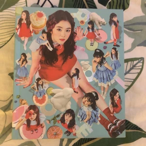 Red Velvet Rookie Album - säljer mitt rookie album av red velvet med Irene cover 💓 är i nyskick då det bara stått i min hylla och har aldrig spelat skivan 🏄🏄 tyvärr inget photocard. 200kr inklusive frakt 🧚🏻