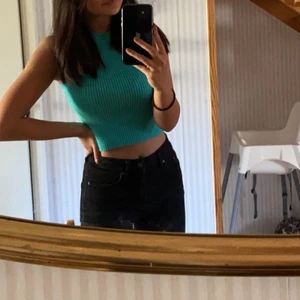 blå topp - blå stickad topp från chiquelle. Super fin till alla årstider faktiskt. Är inte använd alls mycket och den är så skön i materialet. Säljer för 100kr + frakt som är 66kr