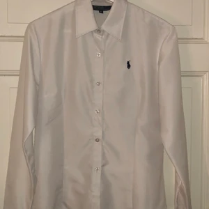 Ralph Lauren skjorta - Vit Ralph Lauren skjorta, dammodell, aldrig använd, i skjortan står det storlek XL men jag har M i vanliga fall men min byst är lite för stor så skulle hellre säga att storleken är S/M