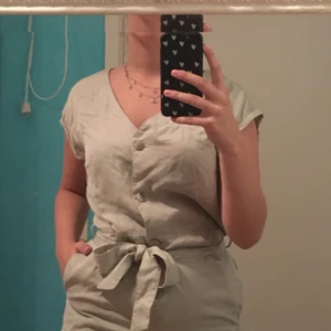 Jumpsuit från mango - Kortbenad jumpsuit i en snygg ljusgrön färg. Med knappar uppför magen och bröstet och ett bälte att knyta i midjan, bra skick!⚡️💕