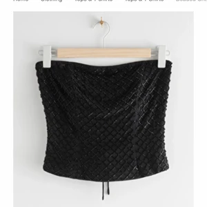 Korsett - Jättesnygg korsett med pärlor från & other Stories. Helt oanvänd i storlek 34. Slutsåld på hemsidan och nypris 790kr🌸🥰 frakt kostar 66kr spårbar!!💖