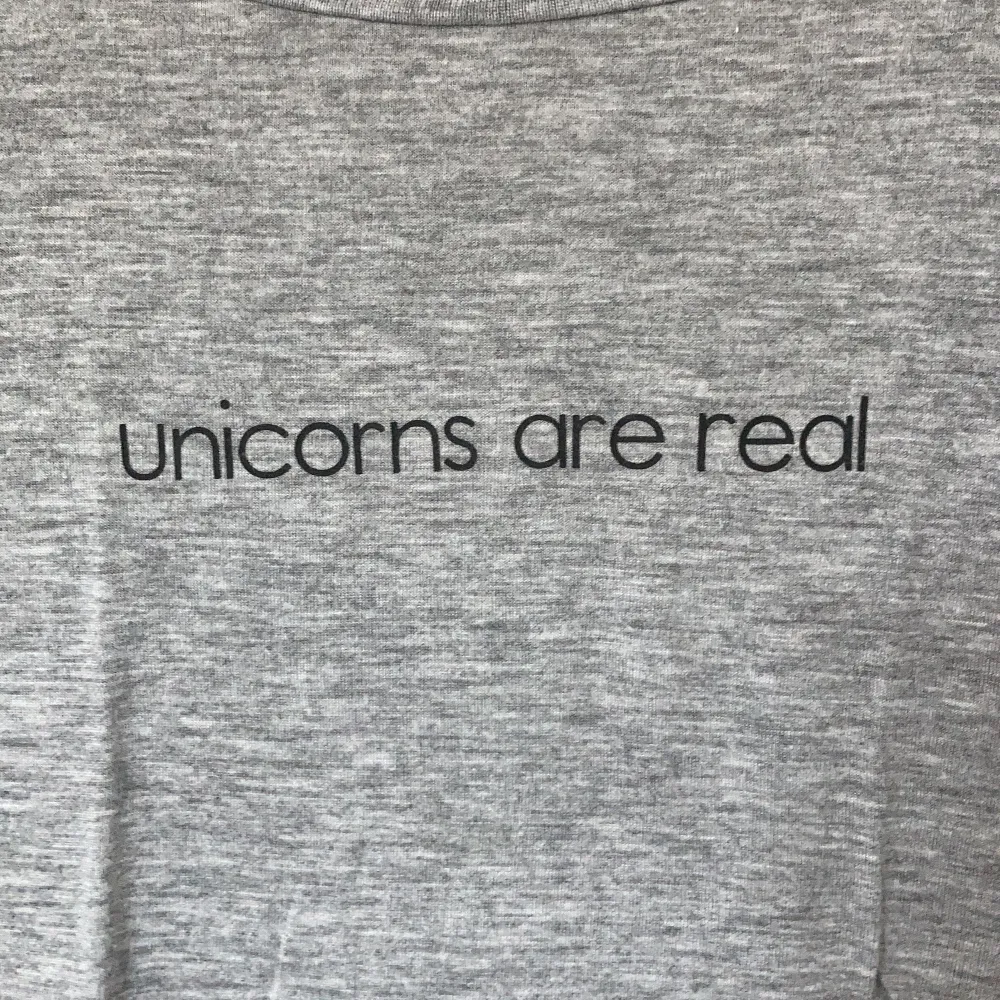 Grå t-shirt, unicorns are real, HM, S. Klänningar.
