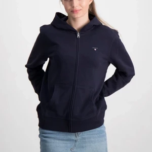 Marinblå gant hoodie - En fin marinblå gant hoodie med dragkedja, storlek 170 men sitter som en S/M, tröjan är i väldigt bra skick. Köpt ifrån kidsbrandstore och nypris är 800kr.