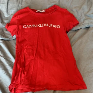 Röd Calvin Klein t-shirt - Röd t-shirt från Calvin Klein. Strl. S, fint skick.