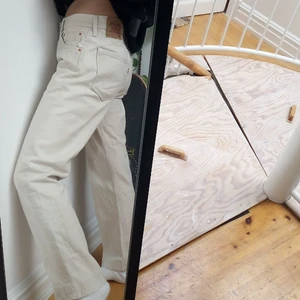 Levis beige jeans - Levis jeans, vaga fläckar på benen annars bra skick.