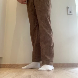 Varma ullbyxor köpt beyond retro - Lite tajt i storlek. Midja är runt 34. Byxlängd 104cm. Passar perfekt till kalla höstdagar 