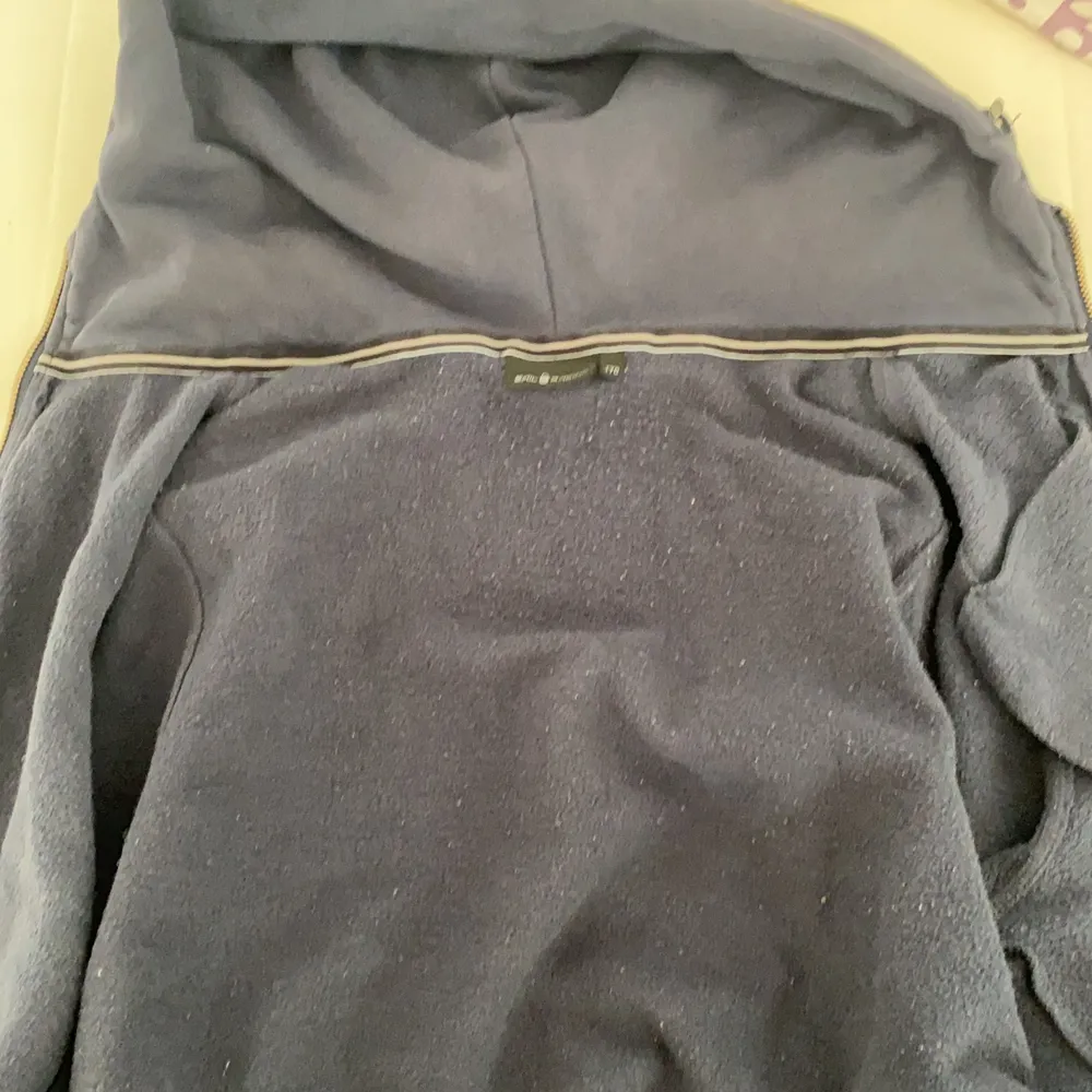 En fin sail racing hoodie i storlek 170. Säljes på grund av att den är för liten. Hoodies.