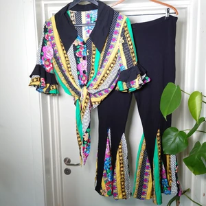 Vintage-set - Fantastiskt set i två delar. Byxor i tightsmodell med vida ben och en blus med vida ärmar som knyts på magen. Toppenskick! Står ingen storlek men de är som en stor M eller liten L💎🌹