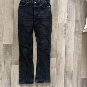 Bik Bok jeans med slits fram, Stl S - Fina Bik Bok jeans, stl S med slita fram 