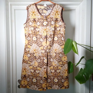 Vintageklänning - Gammal vintageklänning med klassiskt mönster. Den har en slitning på baksidan som syns på sista bilden. Kanske kan fixas till av någon duktig person:) Annars går det ju såklart att använda den ändå 🍀