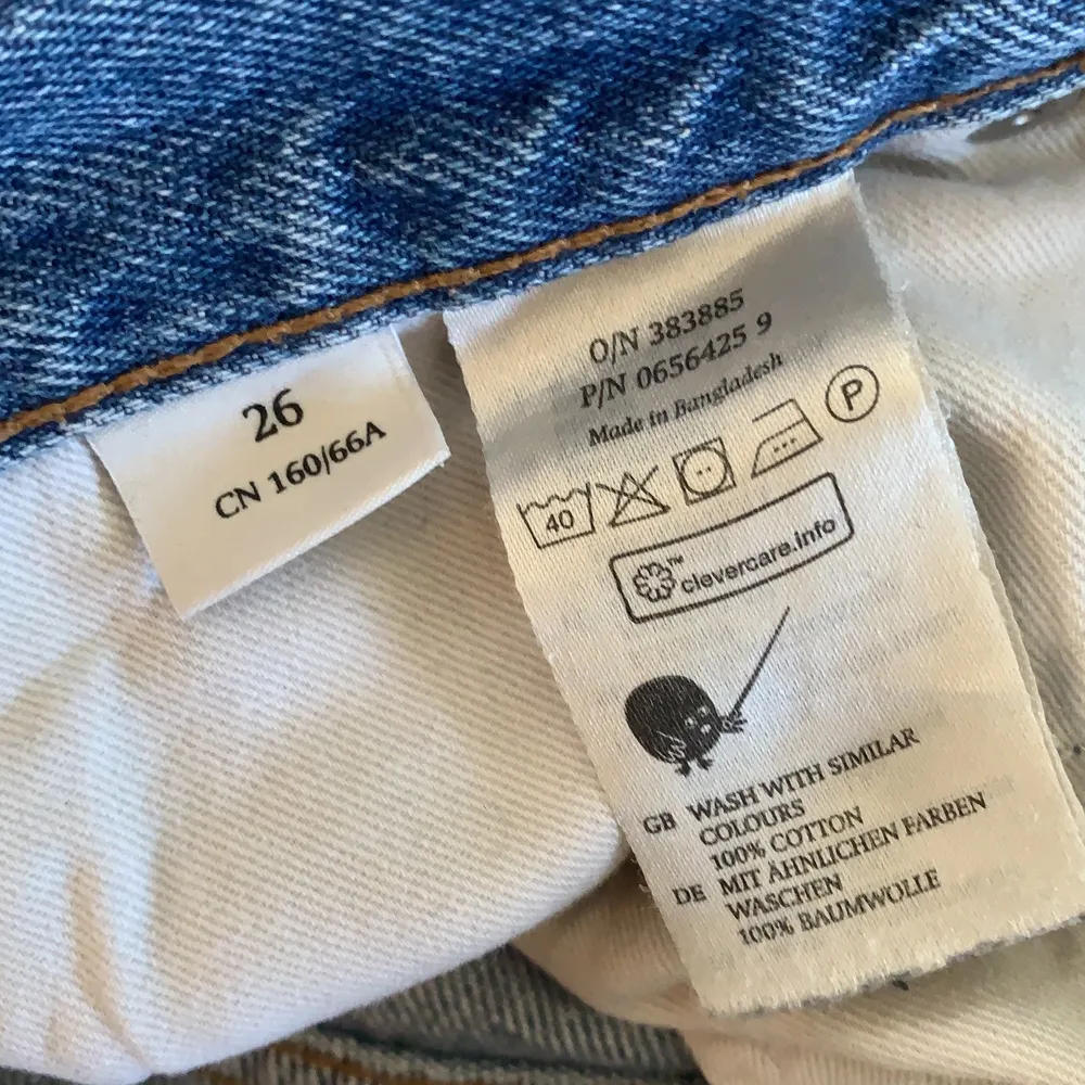 Assnygga, sköna jeans från monki i jättefint skick 🥰 säljes då de börjar bli något för små för mig :/// storlek 26 ✨ Finns i malmö eller fraktas mot porto! Pm för fler bilder eller frågor <3. Jeans & Byxor.