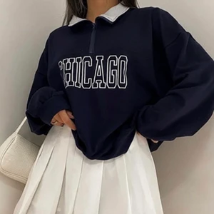 Tröja med tryck - Jättefin tröja men jag säljer då den knappt kommit till användning 💕 (lånade bilder) 