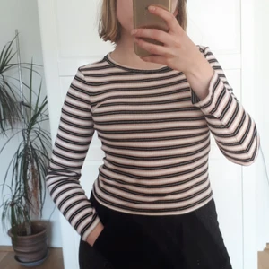 Randig långärmad top - I bra skick nästan oanvänd. Är skönt, inte för tajt men inte lös heller. Köpt på H&M