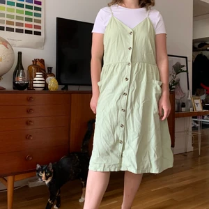 Klänning - Jättesöt klänning som tyvärr inte kommer till användning. Använd 1 gång