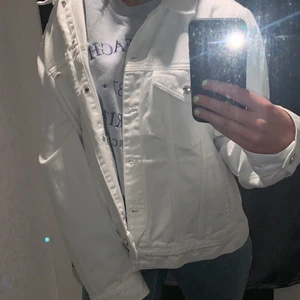 Supersnygg vit hilfiger jeansjacka🤩 - Säljer nu min skitsnygga Tommy Hilfiger vit jeans jacka i ONE SIZE (oversized), inga fläckar helt ny med prislapp på, alltså helt oanvänd🥰💘😍(bilden är tagen precis innan jag köpte den)☺️