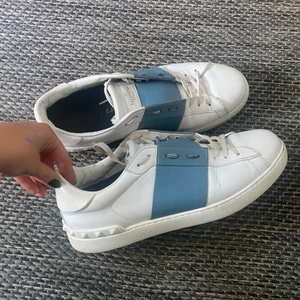 Valentino  - Säljer ett par valentino CALFSKIN OPEN TRAINER i jätte fint skick! I storlek 43