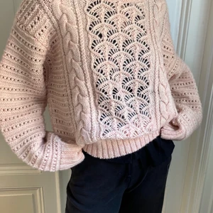 And other stories - stickad tröja - Supersöt rosa stickad tröja i 70% ull, endast använd ett fåtal gånger!