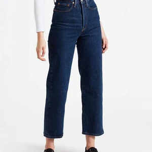 Levi’s Ribcage straight jeans i strlk 29 - Mörkblå Levi’s Ribcage straight jeans i storlek 29, nypris ca 1149kr. Säljes då de är för små, skulle säga att jeansen nog passar bäst de som är runt 165 om man vill att byxorna ska gå ner till marken. Kan skicka fler bilder vid intresse, köparen betalar frakt:) 