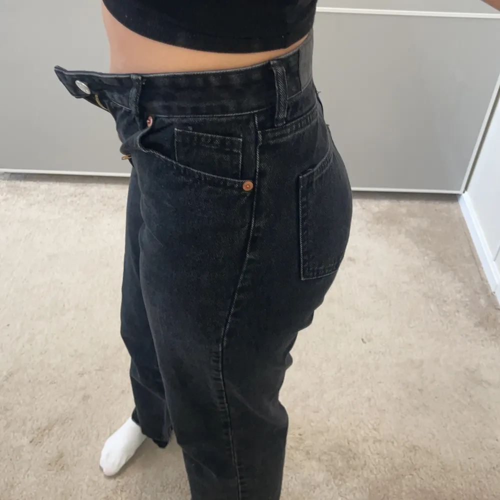 Säljer mina svarta Monki jeans i storlek W:26. Fint skick och använda några gånger. Köpt för 400kr, säljs för 100+frakt😊. Jeans & Byxor.
